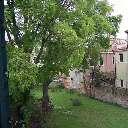 Bed & Breakfast Dorsoduro461 *
